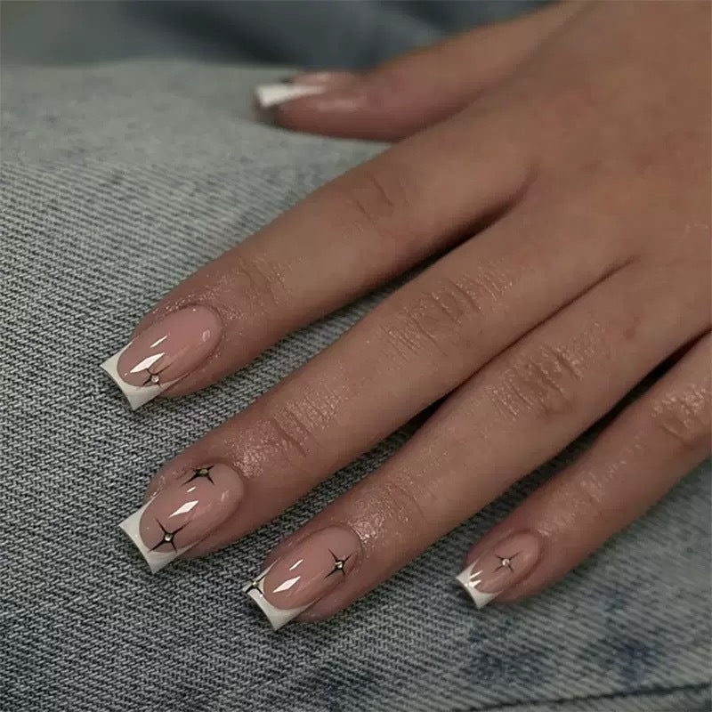 Artificial nail tips with elegant French tips Bowlift
