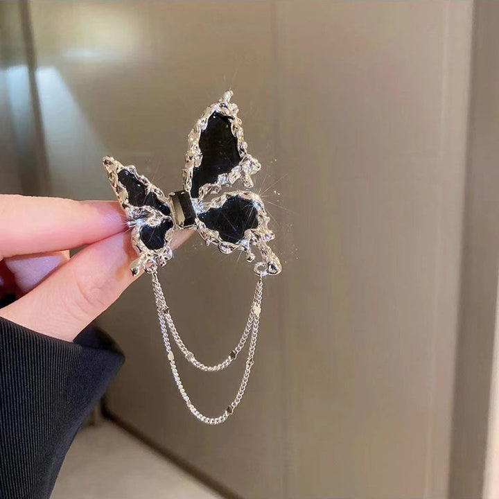 Elegant brooch with flower and chain motif Bowlift