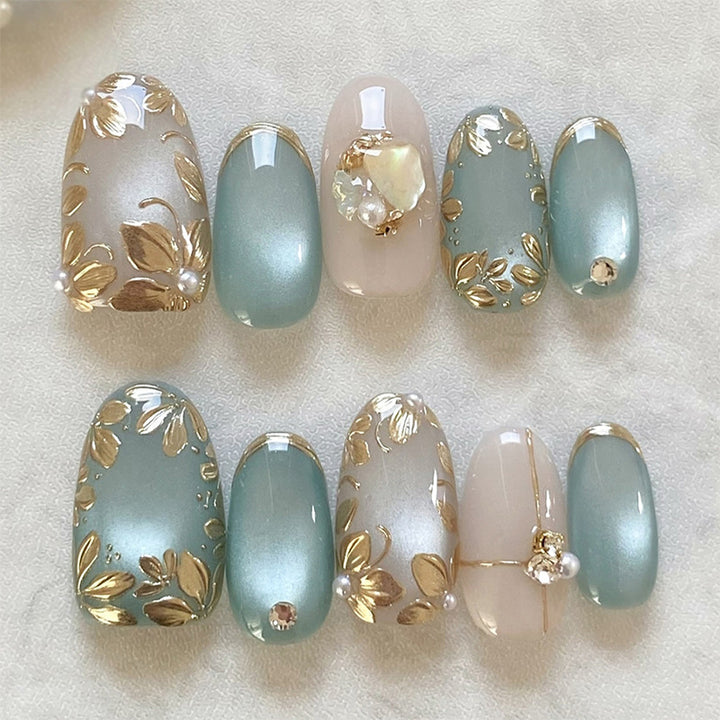 Artificial nail set with floral gold embellishments Bowlift
