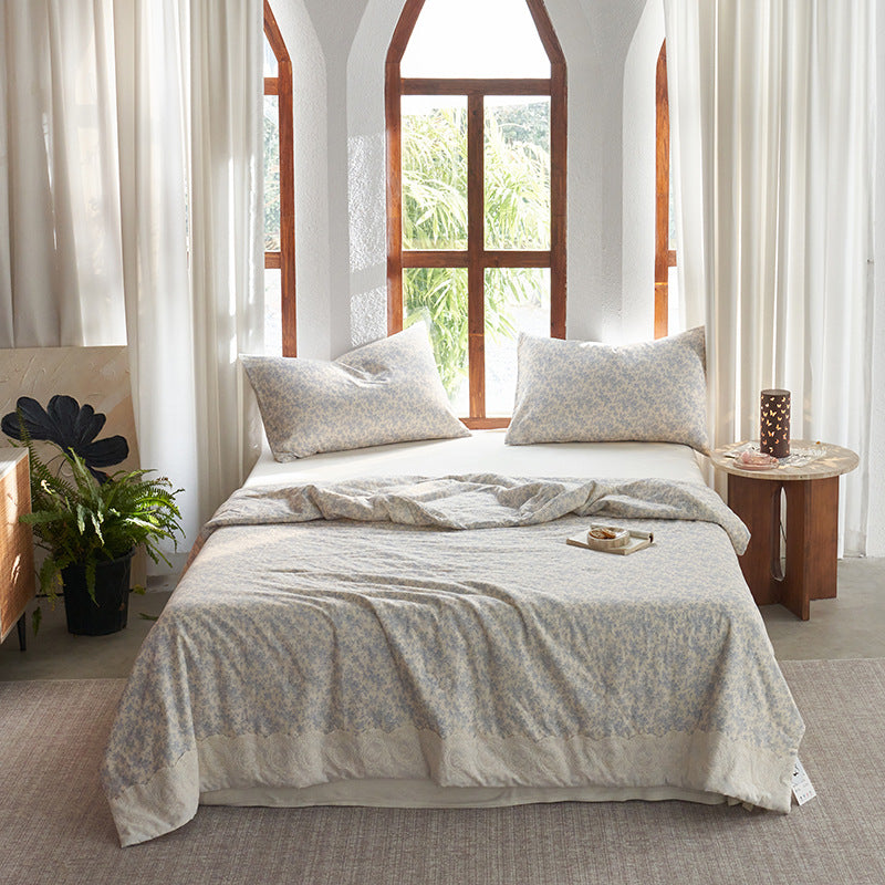 Ladies elegant bedspread with delicate floral pattern Bowlift