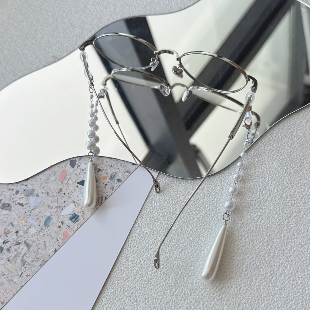 Elegant Pearl-Accented Eyewear Chain Bowlift