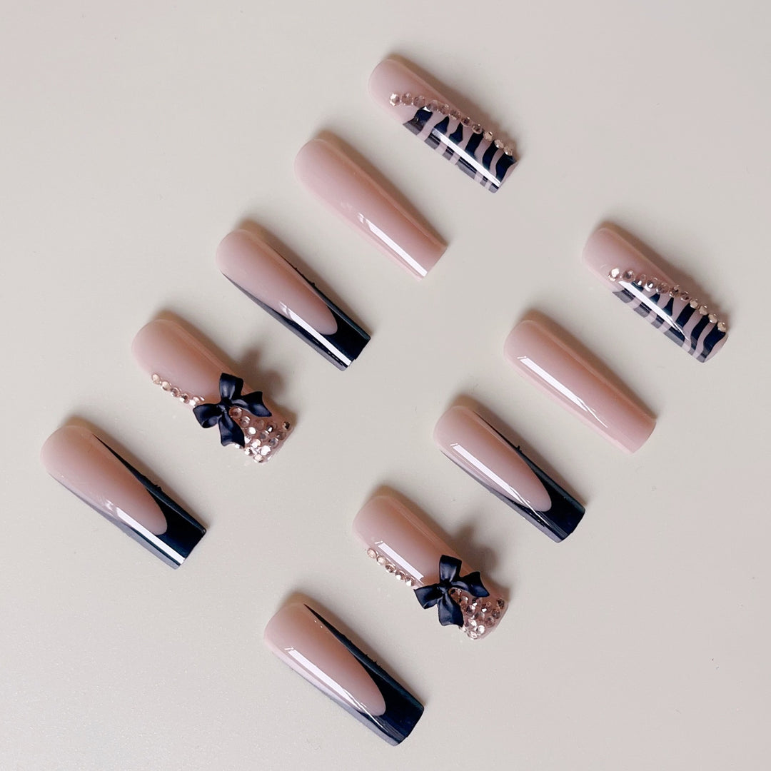 Artificial nail set with elegant tips and glamorous accents Bowlift