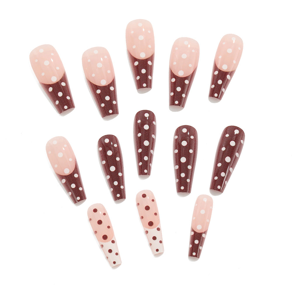 Artificial nails in the popular polka dot design Bowlift