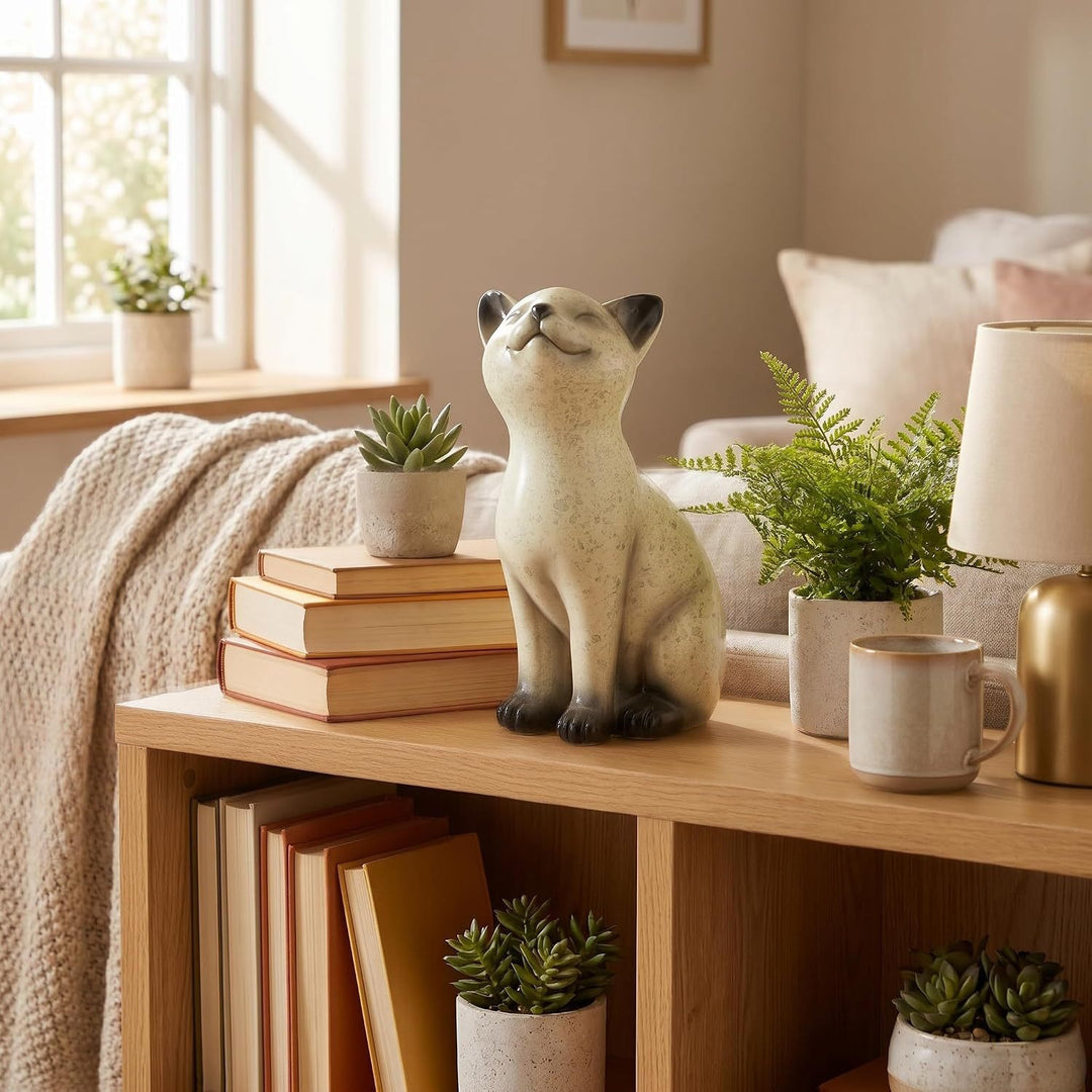 Resin statue of a cat Bowlift