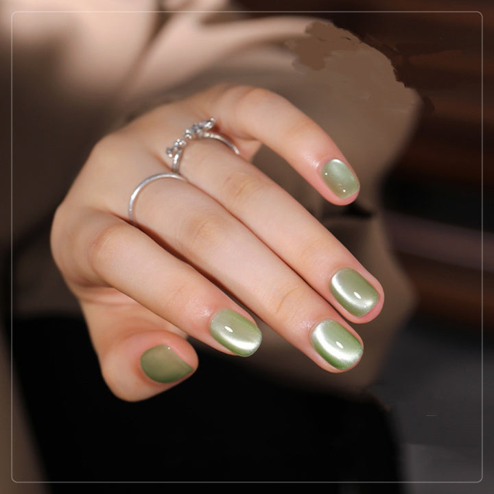 Stylish artificial nails with elegant high-gloss finish Bowlift