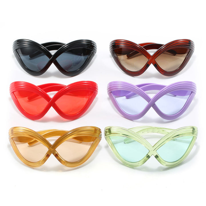 Women trendy designer sunglasses with curved frame Bowlift