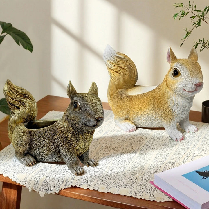 Squirrel-shaped planter Bowlift