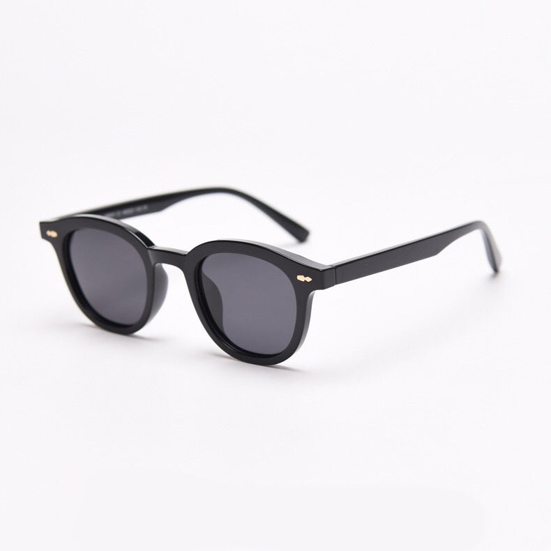 Fashionable sunglasses with round lenses and stylish frame Bowlift