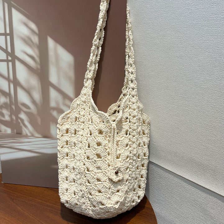 Hand-knotted shoulder bag in modern design Bowlift
