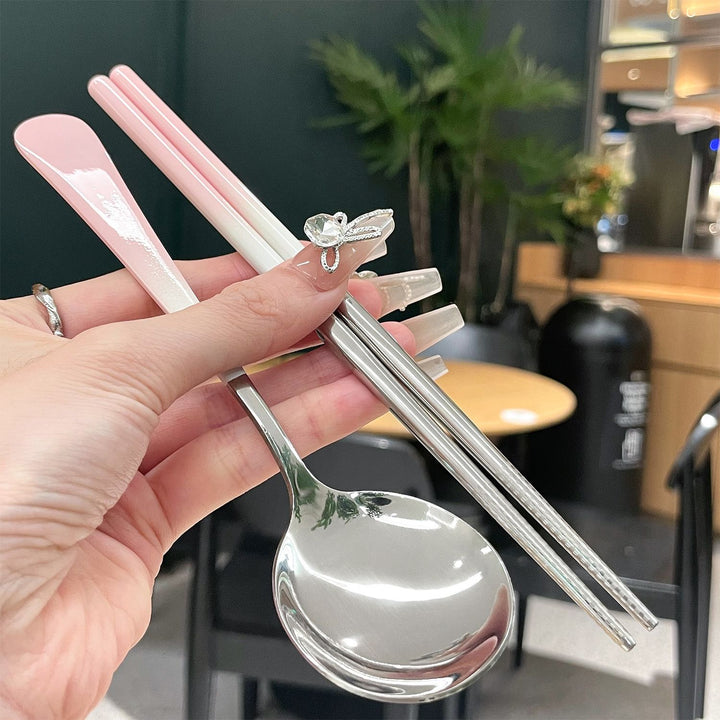Portable cutlery set in hygienic storage box Bowlift