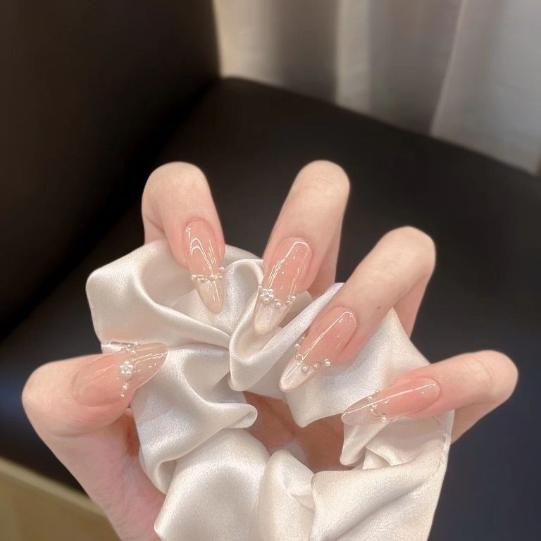 Artistic Floral-Embellished Press-On Nail Art Bowlift