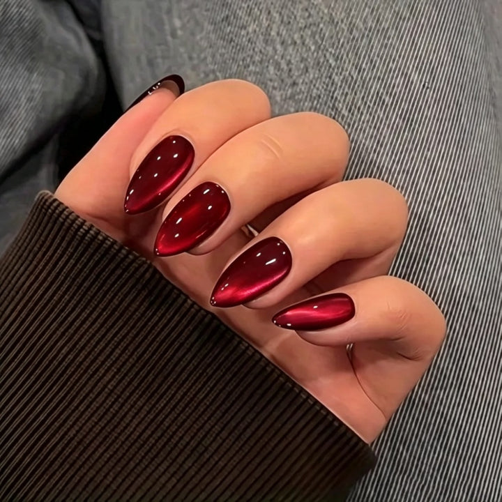 Artificial nails with high-gloss finish and elegant shape Bowlift