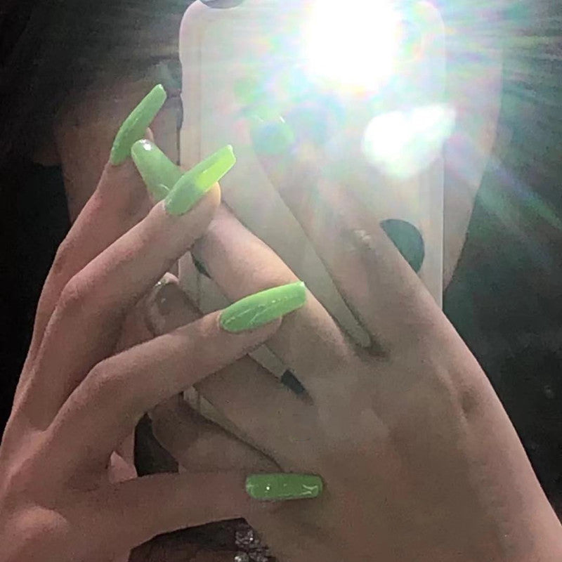 Artificial nails with long French tip design Bowlift
