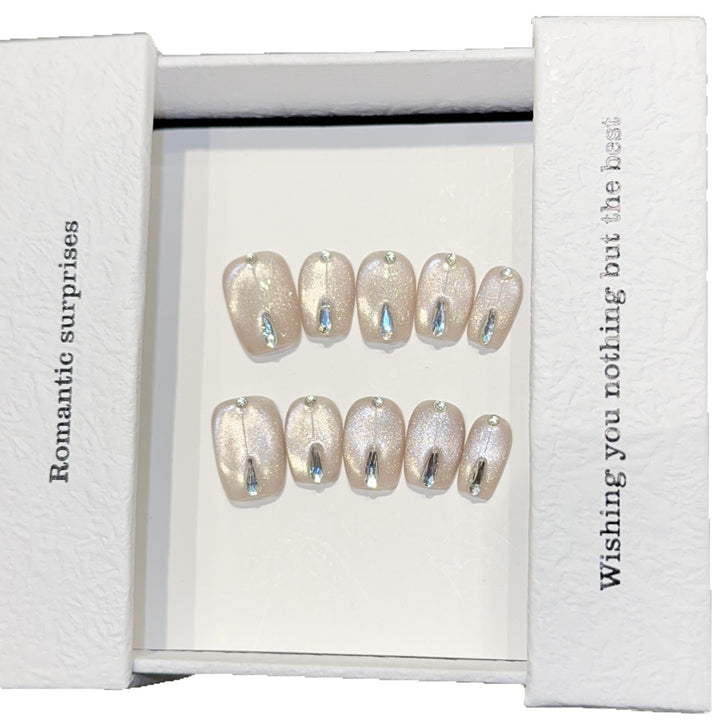 Artificial nails with elegant glamour design Bowlift