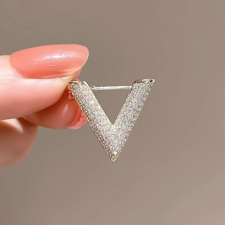 Elegant V-Shaped Brooch with Sparkling Crystals Bowlift