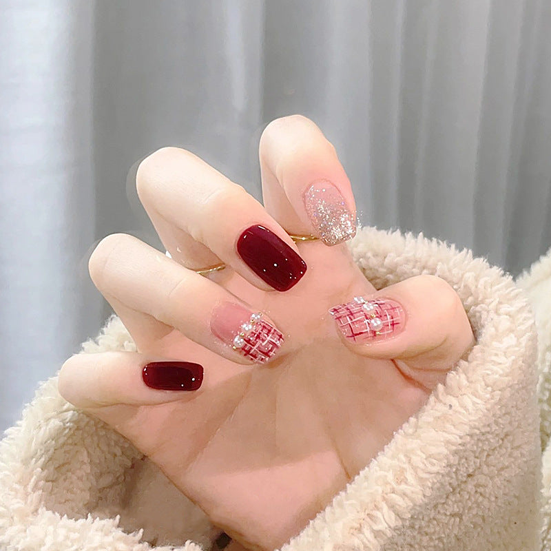 Artificial nail set with glamorous glitter and textural accents Bowlift