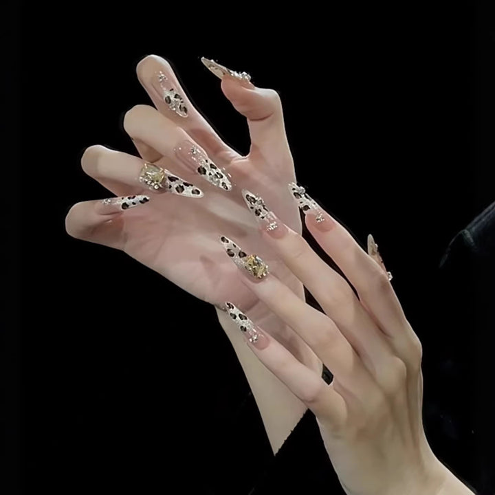Artificial nails with glamorous glitter accents and leopard print Bowlift