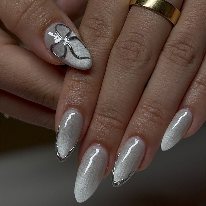 Stylish Press-On Nail Set with Elegant Silver Accents Bowlift