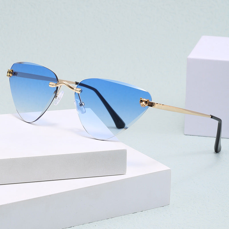Ladies Cat-Eye Sunglasses with Elegant Metal Frame Bowlift