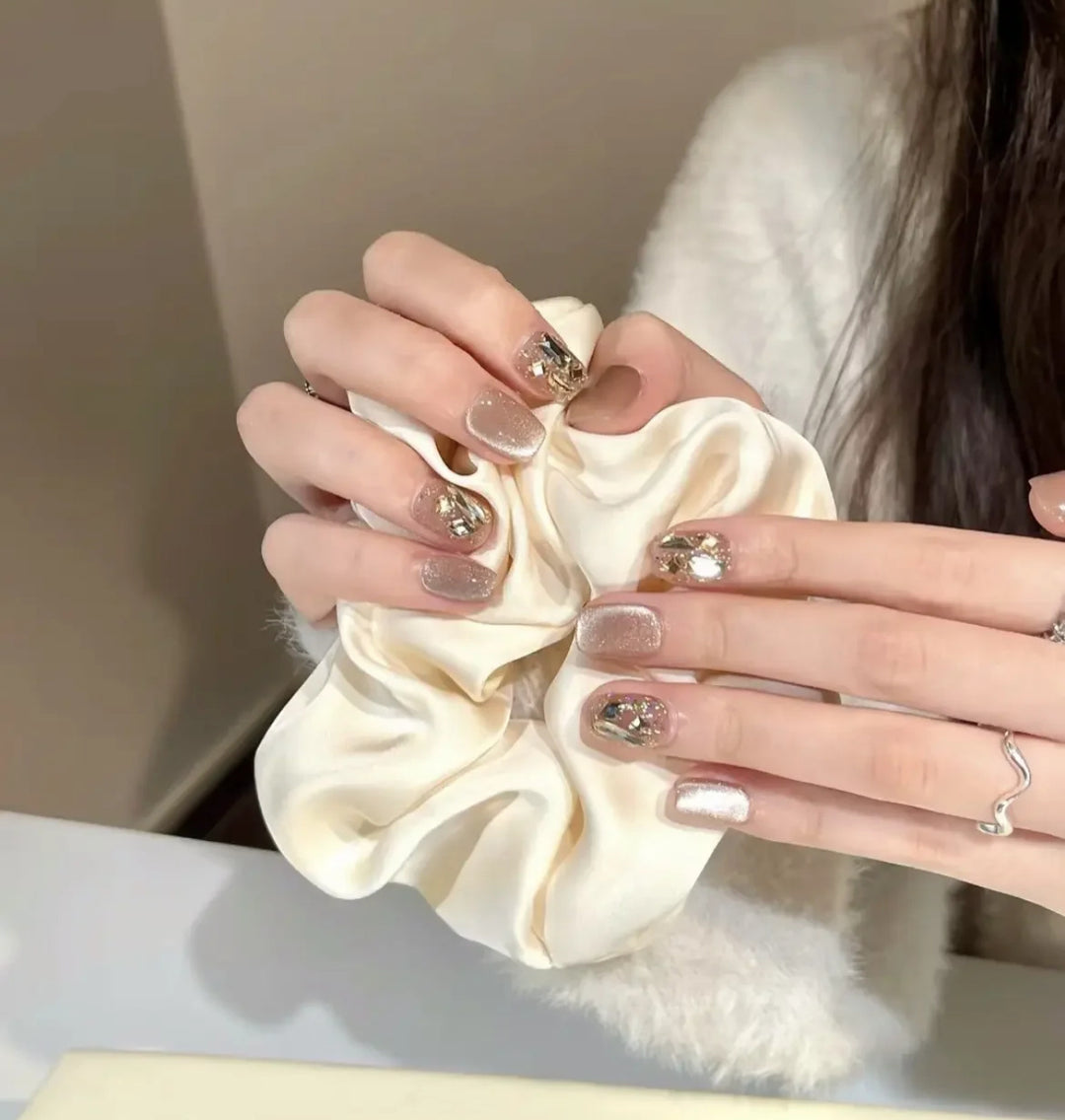 Elegant artificial nails with sparkling gold accents Bowlift