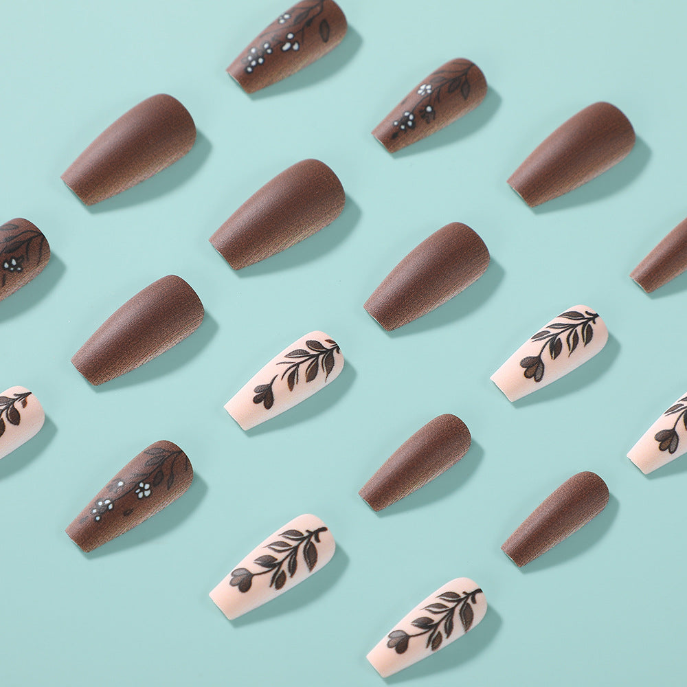 Artificial nails in an elegant and natural design Bowlift