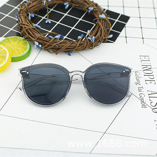 Ladies elegant sunglasses with modern frame Bowlift