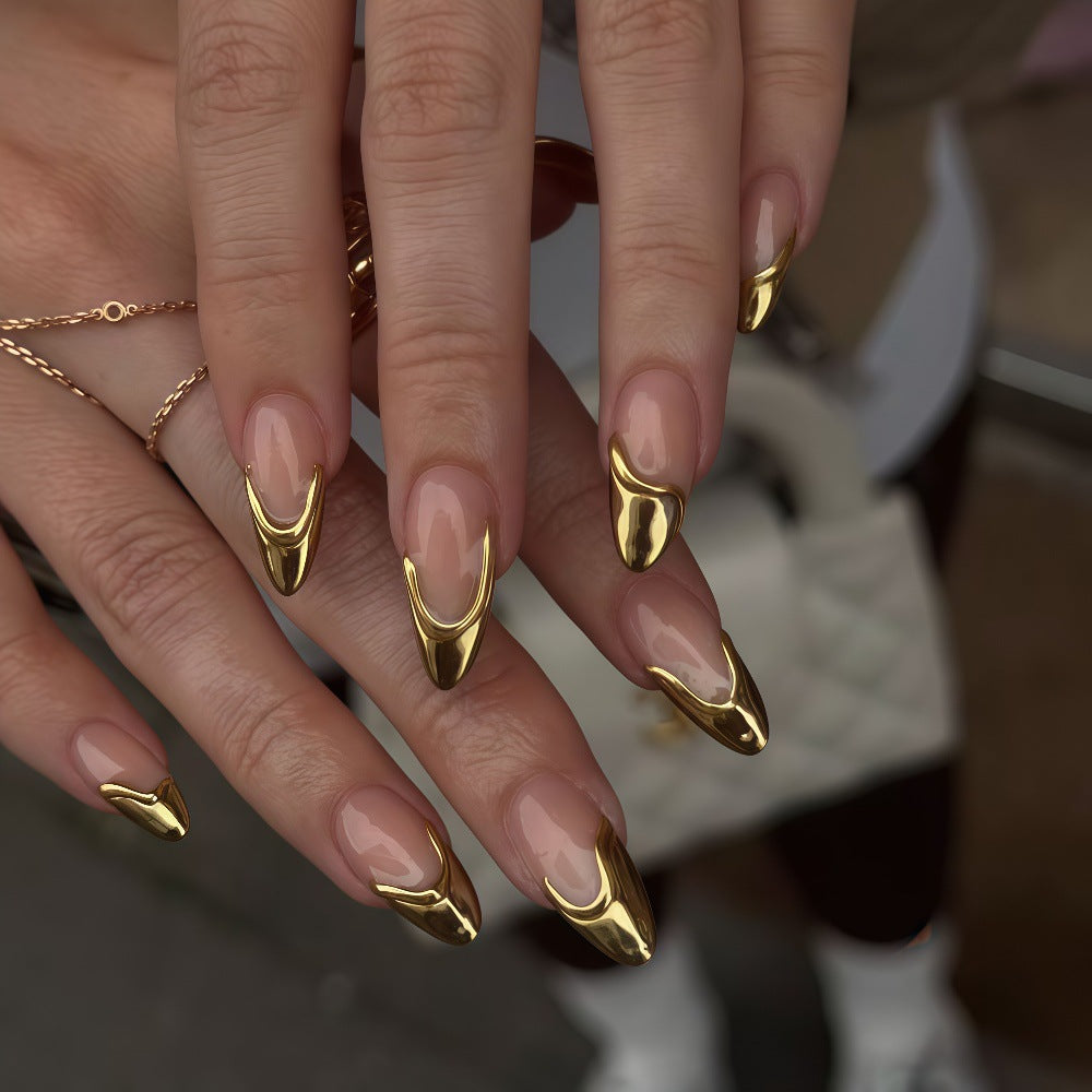 Artificial nails with elegant gold accent Bowlift