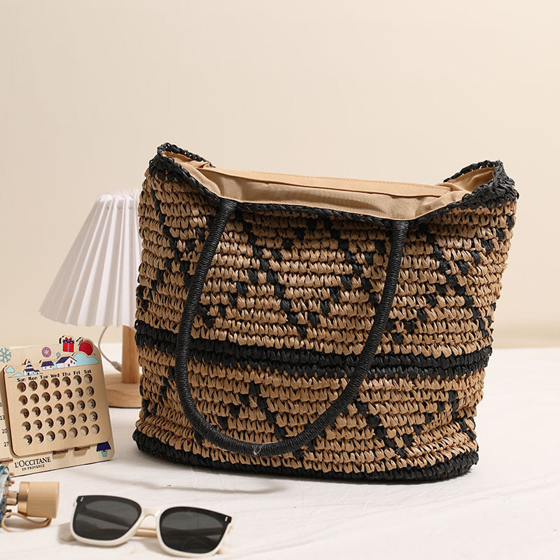 Handcrafted wicker bag with geometric pattern Bowlift
