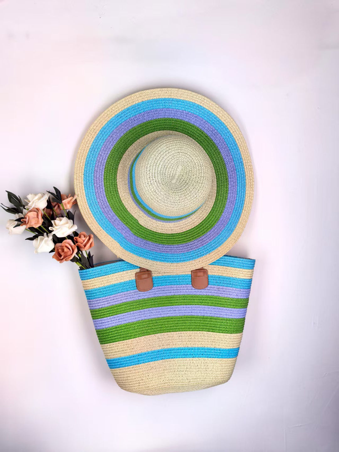 Summery beach bag and sun hat Bowlift