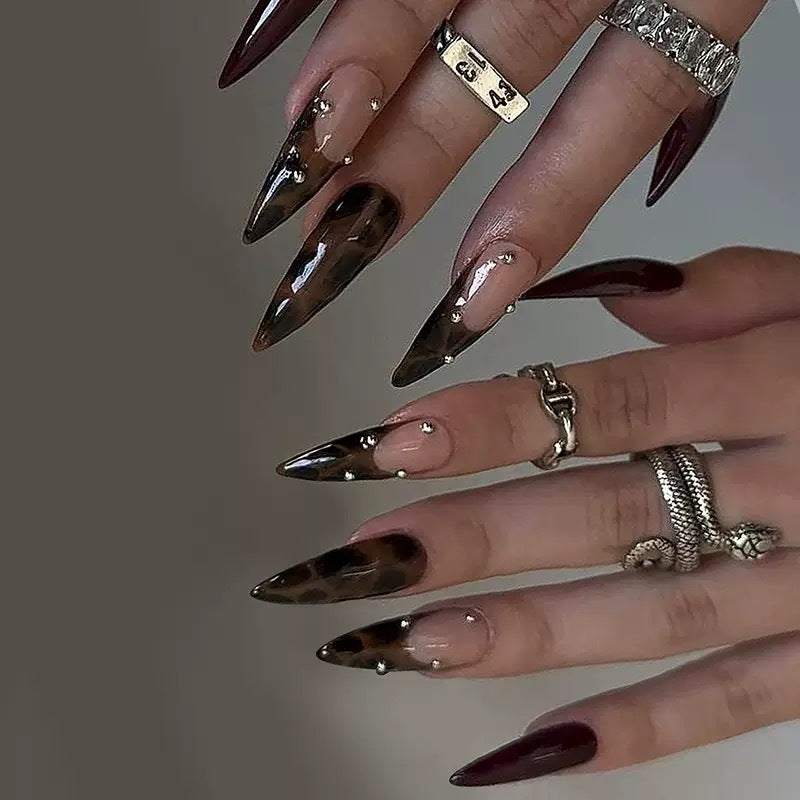 Artificial nail set with elegant tips and tasteful accents Bowlift