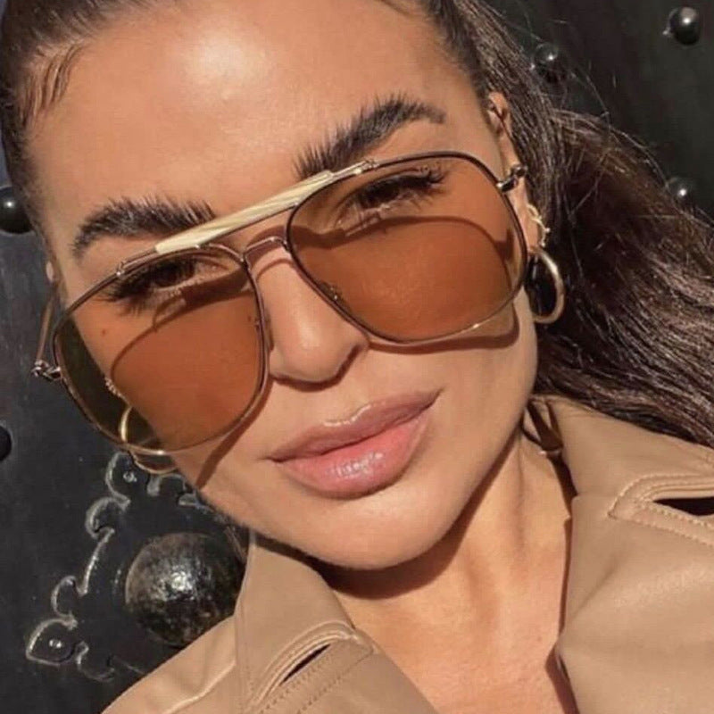 Ladies Pilot Sunglasses with Gold Frame Bowlift