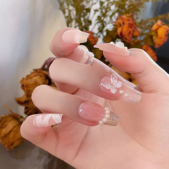 Artificial nails with glamorous pearl and glitter design Bowlift