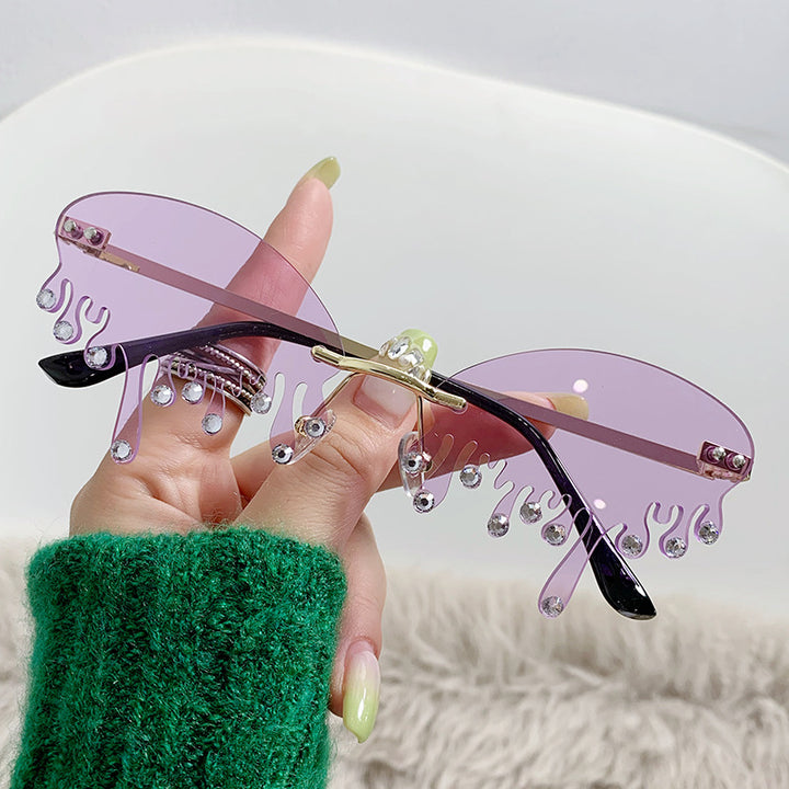 Ladies striking sunglasses in fluid design Bowlift