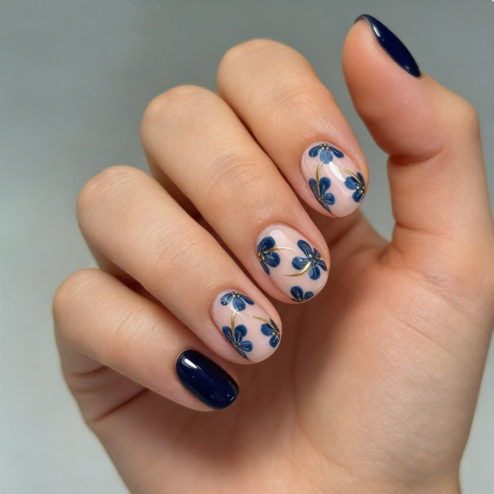 Artificial nails set with floral designs and shine finish Bowlift
