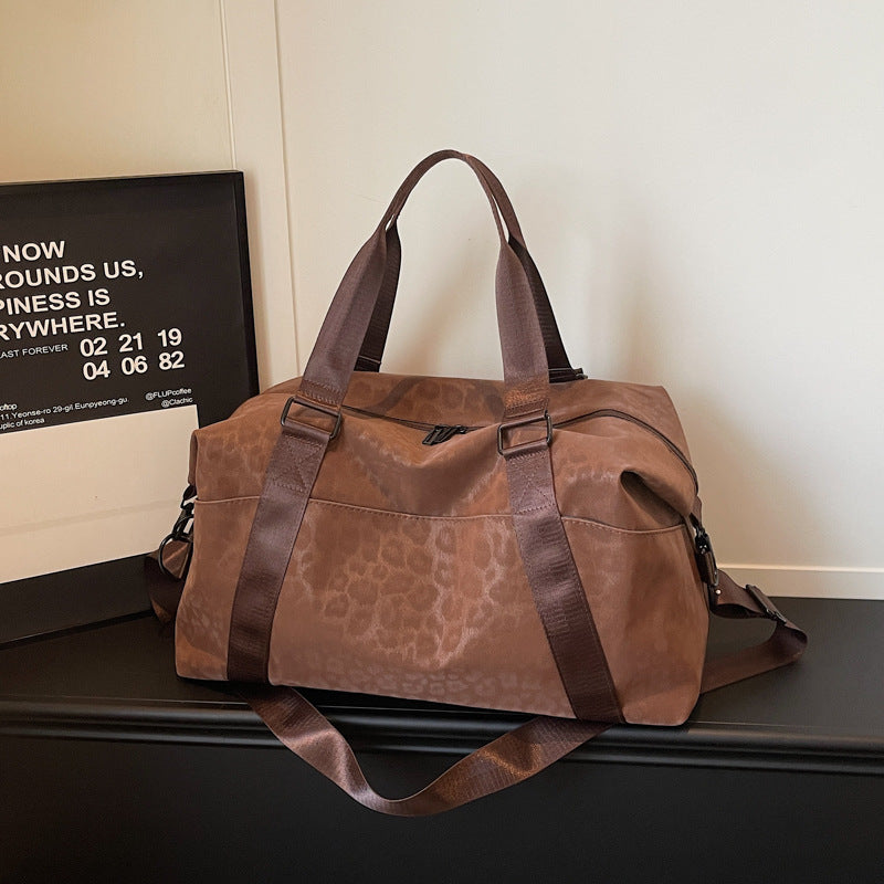 Sporty travel bag with structured upper material Bowlift