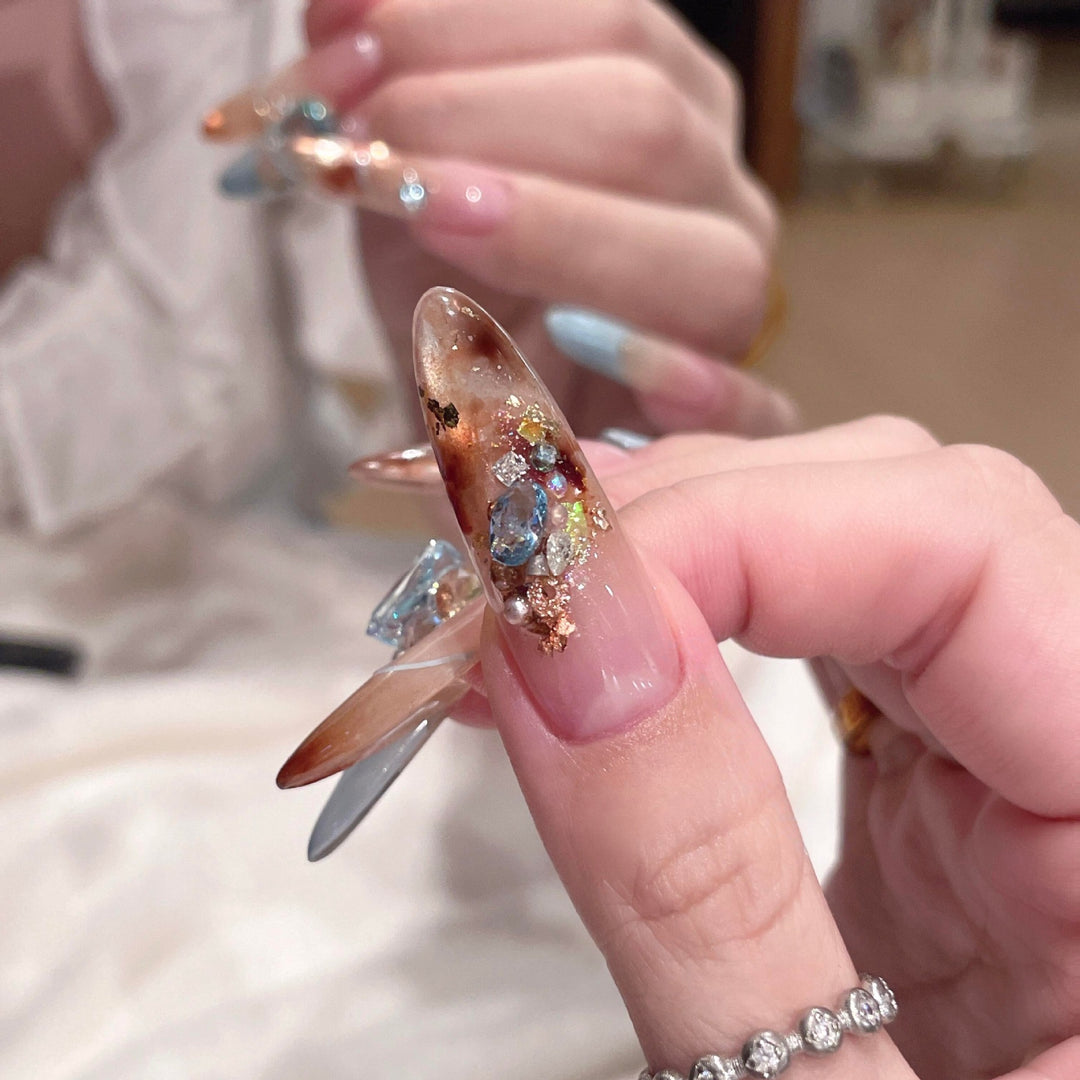 Glamorous artificial nails with glitter accents Bowlift