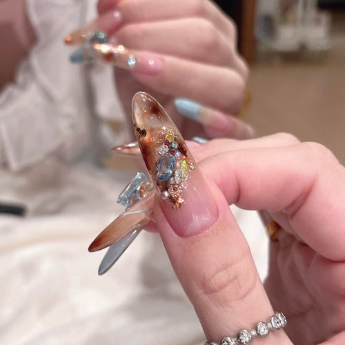 Glamorous artificial nails with glitter accents Bowlift