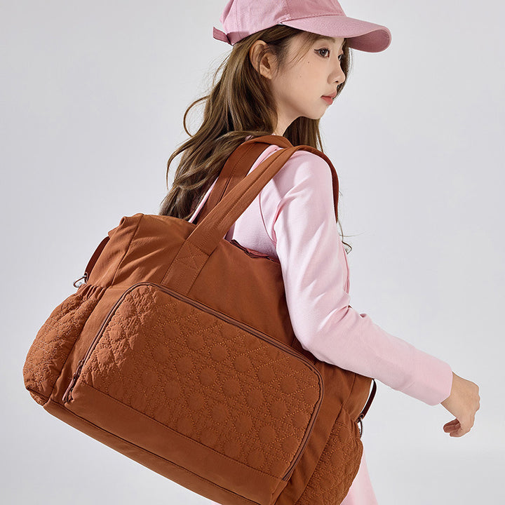 Sporty travel bag with innovative compartment design Bowlift