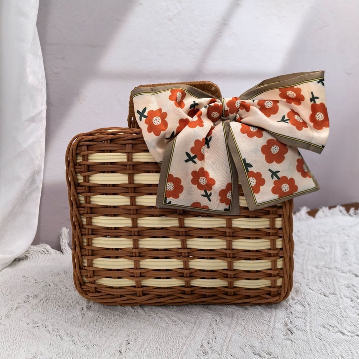 Women elegant handbag made of woven material Bowlift