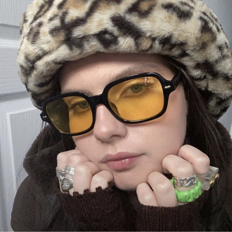 Ladies fashionable sunglasses with angular frame and yellow lenses Bowlift