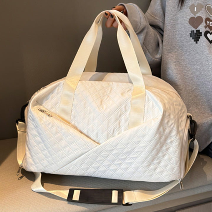 Sporty travel bag with elegant quilted pattern Bowlift