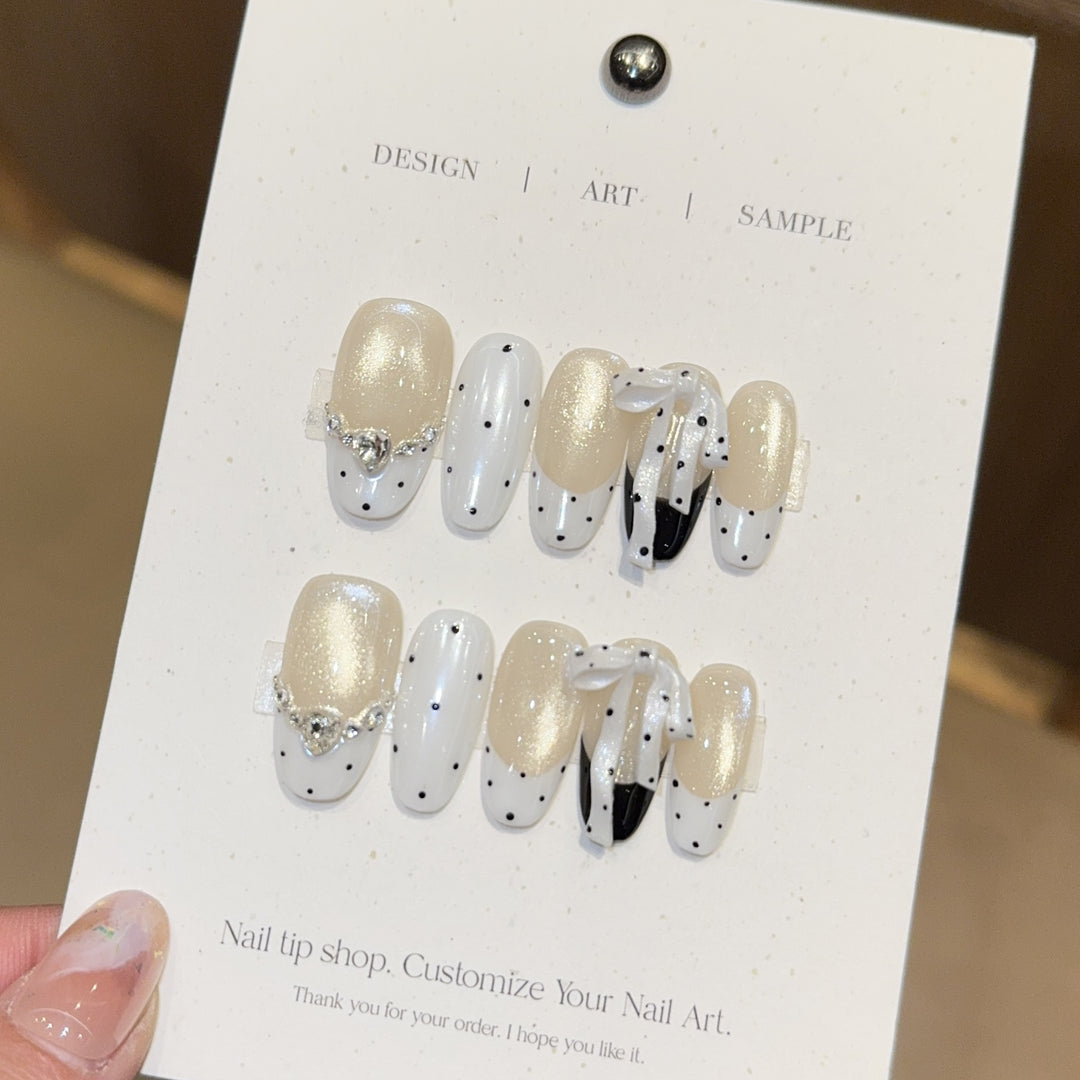 Artificial nails with glitter and bows Bowlift