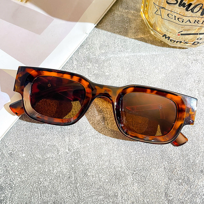 Ladies fashionable sunglasses with a striking design Bowlift