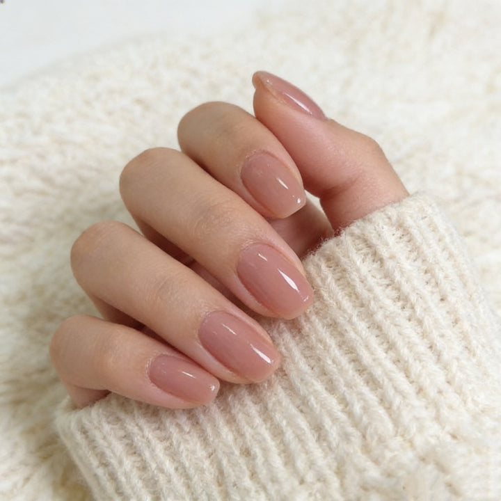 Artificial nails in elegant, natural style Bowlift