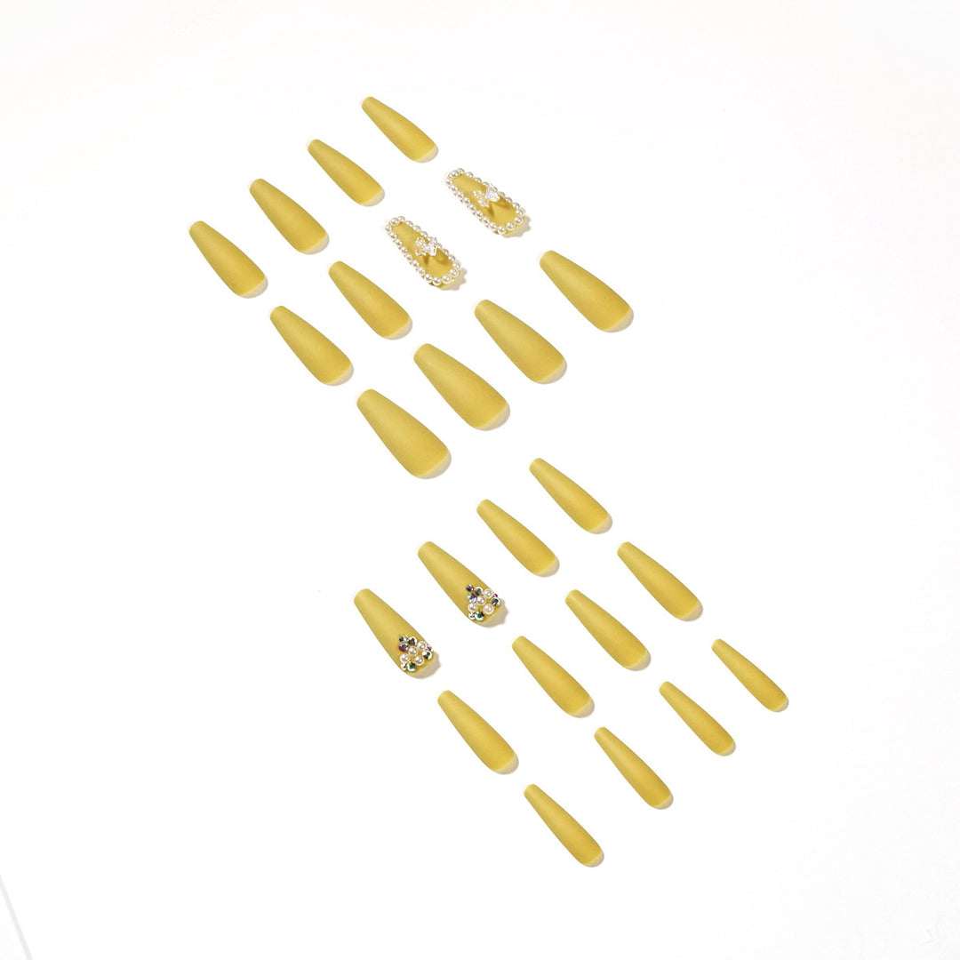 Artful stiletto nails with luxurious glitter accents Bowlift