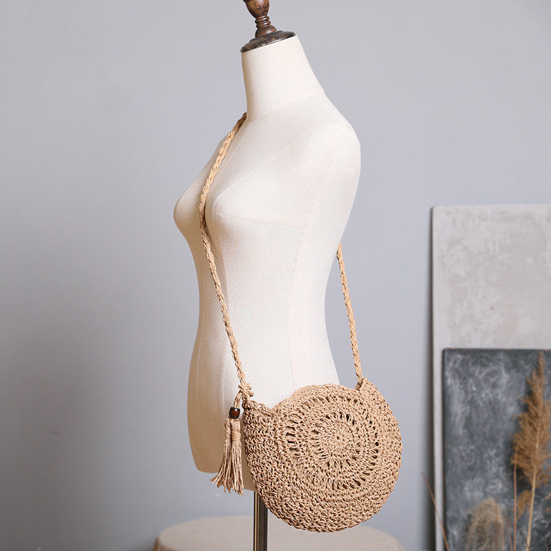Round bag made of natural jute material with trendy fringe detail Bowlift
