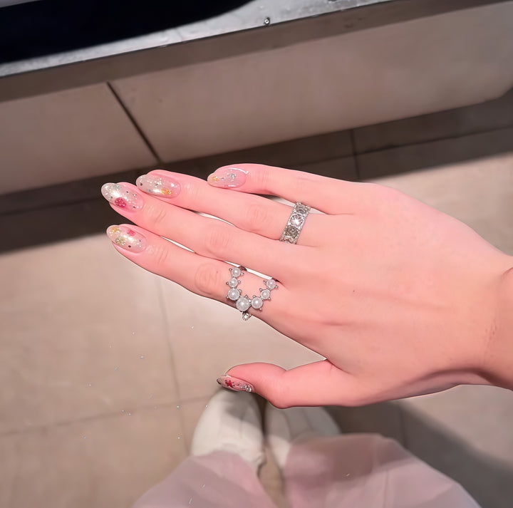 Artificial nails with glamorous accents Bowlift