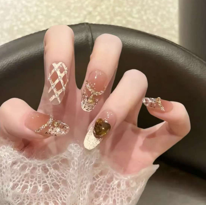 Glamorous Decorative Press-On Nail Set Bowlift