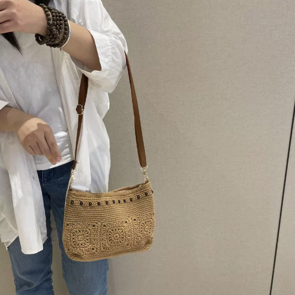 Fashionable crossbody bag with embroidery Bowlift