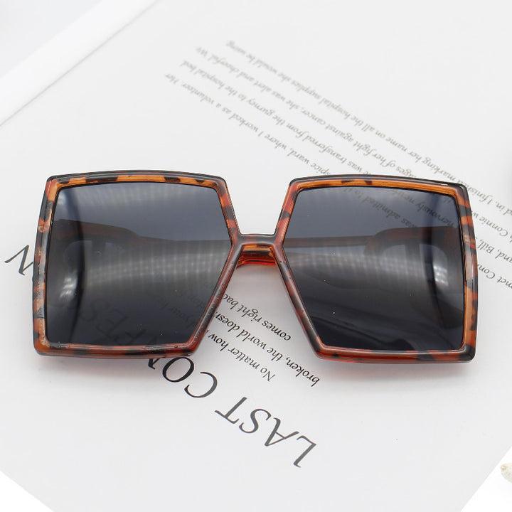 Women's square sunglasses with luxurious frame Bowlift